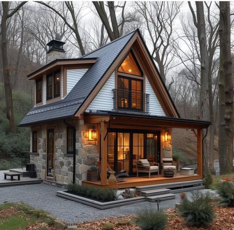 Tiny House In Woods, Small Forest House, Small Guest House, Modern Cottage Homes, Rustic Tiny House, Small Cabins, Small Cabin Plans, Simple Cottage, Little Farmhouse