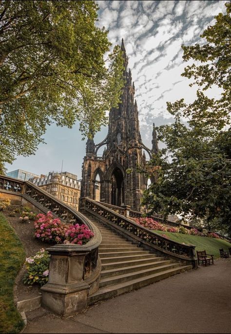 Scott monument Edinburgh Scotland Aesthetic, Things To Do In Edinburgh, Scott Monument, Edinburgh Travel, Edinburgh Scotland, Scotland Travel, Pretty Places, Dream Destinations, Travel Aesthetic