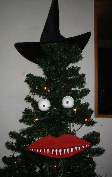 Weird and scary looking Christmas tree Funny Christmas Tree Decorations, Wacky Christmas Tree, Funny Christmas Tree Themes, Merry Christmas Funny Pictures, Weird Christmas Trees, Cursed Christmas, Funny Christmas Trees, Crazy Christmas Trees, Diy Christmas Tree Ideas