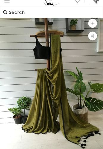 Saree On Mannequin, Clothes On Mannequin Photography, Saree Display Ideas Showroom, Saree Shop Interior Design, Saree Display Ideas, Saree Product Photography, Saree Product Shoot, Saree Display, Clothing Boutique Decor