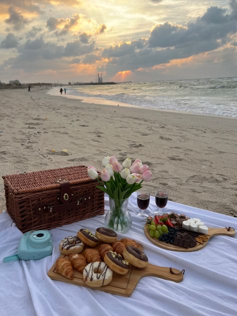 Sunrise Beach Picnic, Picnic Decorations Ideas Simple, Picnic Aesthetic Romantic, Beach Picnic Setup, Beach Picnic Aesthetic, Boat Picnic, Romantic Beach Picnic, Beach Picnic Party, Montauk Beach