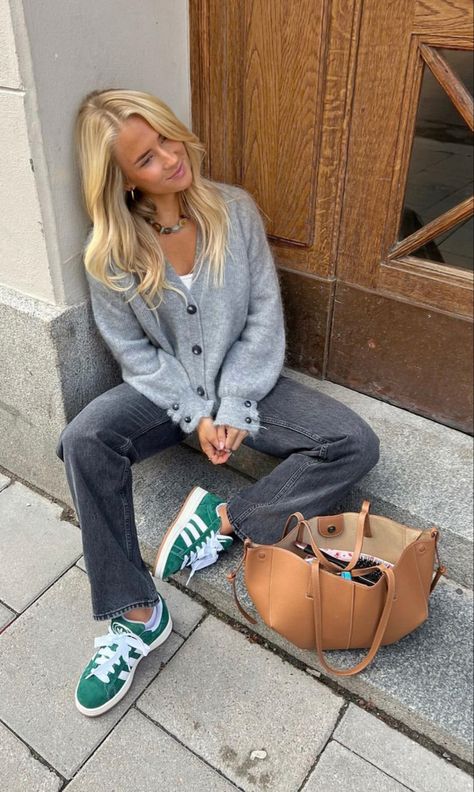 Comfy Outfits Lazy, Outfit Campus, Fall Outfits Black Women, Scandinavian Outfit, 00s Outfits, Looks Adidas, Alledaagse Outfit, Look Adidas, Comfy Fall Outfits
