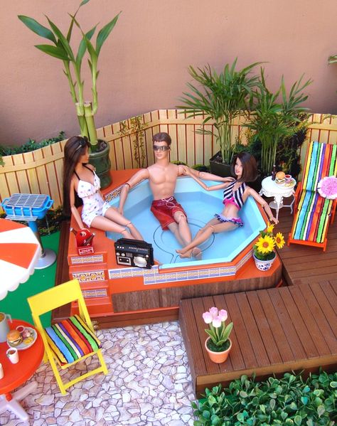 Barbie Outdoor Furniture Diy, Diy Barbie Swimming Pool, Barbie Backyard, Miniature Swimming Pool Diy, Barbie Patio, Diy Doll Pool, Barbie Beach Bungalow, Barbie Town, Dollhouse Patio