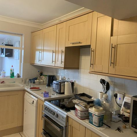 Armed with some budget supplies and determination, one homeowner created a whole new look with this less than £60 grey kitchen makeover. Small Council Kitchen Ideas, Council House Kitchen Makeover, Council Kitchen Makeover, Kitchen Budget, Kitchen Makeover On A Budget, Dated Kitchen, Fen Shui, Budget Kitchen Makeover, Painted Dining Table