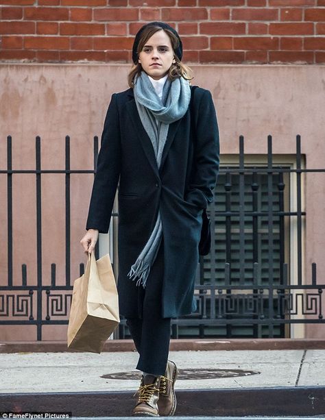 Effortless: Emma Watson wrapped up in stylish layers on Monday as she did a spot of shoppi... Emma Watson Outfits, Nyc Winter Outfits, Stylish Winter Coats, Emma Watson Style, Emma Style, Nyc Shopping, Layering Outfits, Celebrity Street Style, Dakota Johnson