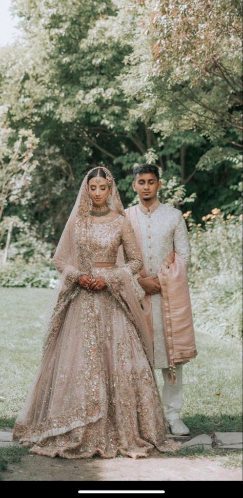 Nikkah Outfit Inspiration, Desi Wedding Shoot, Pakistani American Wedding, Pakistani Wedding Photos, Wedding Photography Pakistani, Walima Poses, Pakistani Bridal Photoshoot, Desi Wedding Photoshoot, Nikkah Photoshoot Ideas