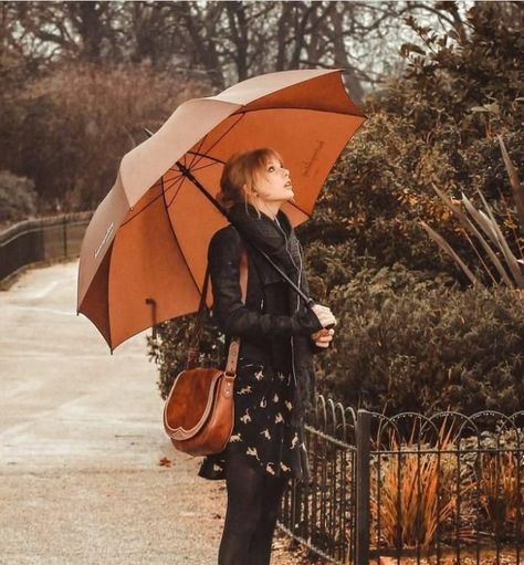 Taylor Swift Street Style, Taylor Swift Cute, Fall Photoshoot, Red Taylor, Taylor Swift Wallpaper, Taylor Swift 13, Fall Pictures, Taylor Swift Pictures, Brown Aesthetic