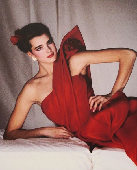 Brooke Shields in Valentino 1981 Haute Couture, Couture, Jean Louis Scherrer, Valentino Haute Couture, Valentino Couture, Valentino Dress, Moda Retro, Brooke Shields, Hannah Montana