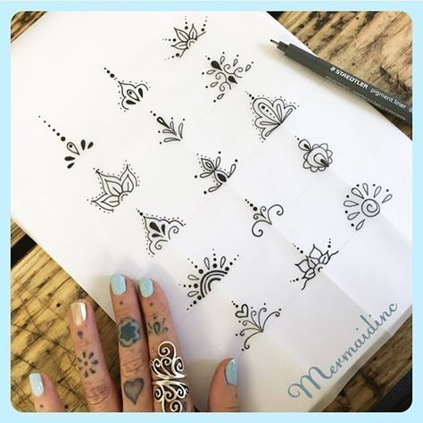 Zehen-Tattoo-Designs #designs #tattoo #zehen Tätowierung #Tattoo #TattooDesigns #tattoos Henna Finger Tattoo, Toe Tattoos, Tattoo Diy, Tato Henna, Henna Ideas, Finger Tattoo Designs, Finger Henna, Cat Tattoos, Tiny Tattoo