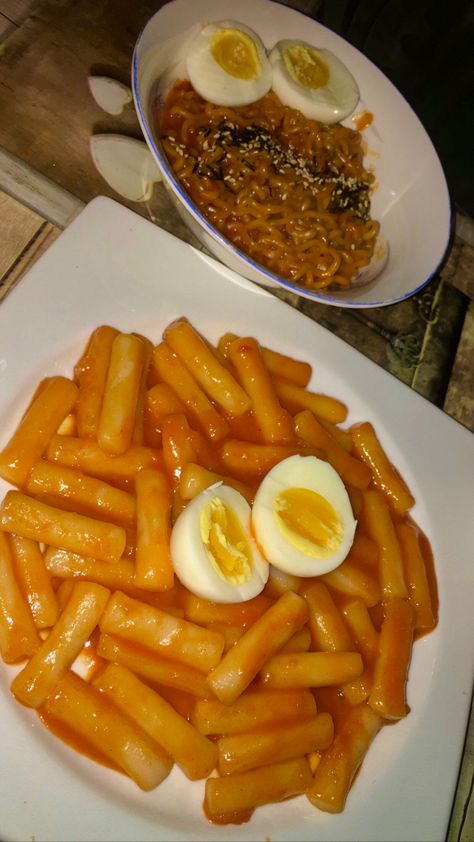 Ramen And Tteokbokki, Tteokbokki Ramen, Ramen Tteokbokki, Asain Food, Food Ramen, Quick Recipes Snacks, Food Babe, Food Therapy, Healthy Food Motivation