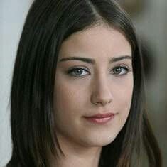 Green Eyes Dark Hair, Hazal Kaya, Actress Without Makeup, Celebrity Wallpapers, Turkish Beauty, Top Beauty Products, Dark Hair, Green Eyes, Actresses