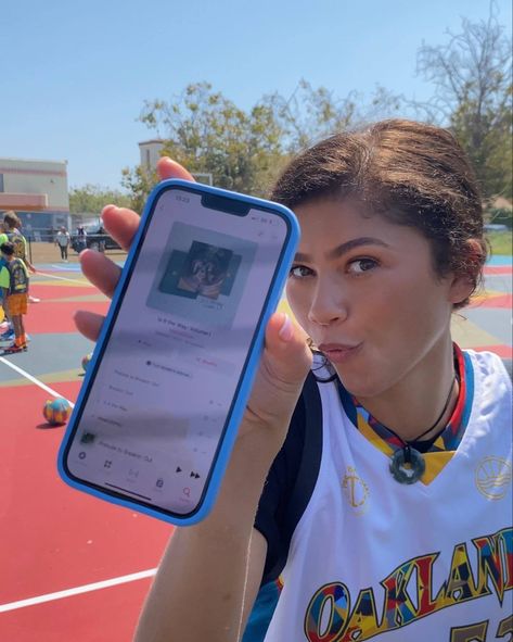 Zendaya Funny, Marvel Actresses, Zendaya Challengers, Zendaya Movies, Mode Zendaya, November Outfits, Ariana Instagram, Zendaya Maree Stoermer Coleman, Tom Holland Zendaya