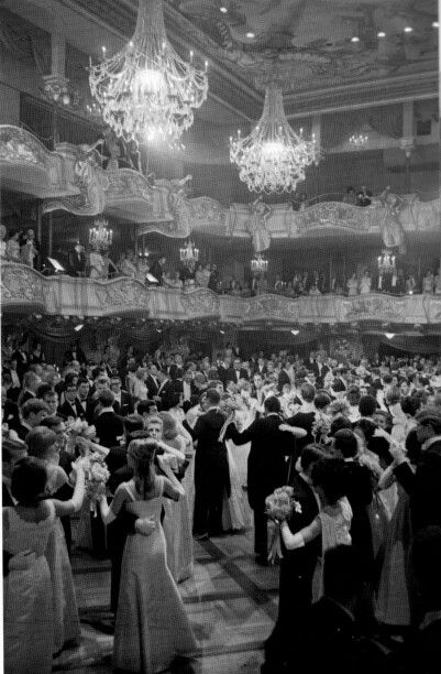 Ballroom dancing 1920s Ballroom Dancing Photography, Ballroom Aesthetic, Ballroom Dance Photography, Dancing Photography, 1920s Aesthetic, Era Victoria, Royalty Core, Ball Aesthetic, Royalty Aesthetic