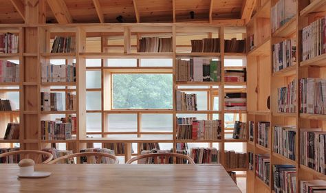 Mountain House in Mist / Shulin Architectural Design Japanese Library, Chinese Mountains, Light Hardwood, Light Hardwood Floors, Library Images, Book Shelves, Courtyard House, Mountain Homes, Through The Window