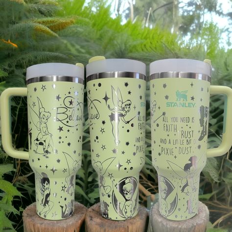 Stanley Engraving, Stanley Ideas, Vaso Starbucks, Faith Trust And Pixie Dust, Disney Cups, Stanley Cups, Bedroom Drawing, Beachy Aesthetic, Disney Shop