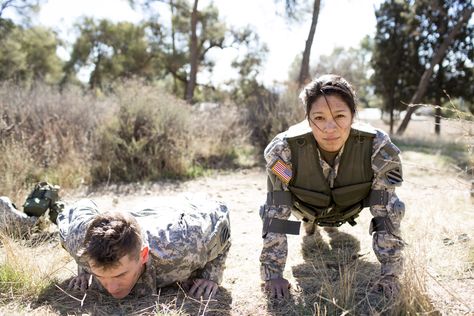 Army woman and man doing pushups Army Basic Training, Army Workout, Military Workout, Workout Training Programs, Combat Training, Basic Training, Joining The Army, Planet Fitness, Military Training