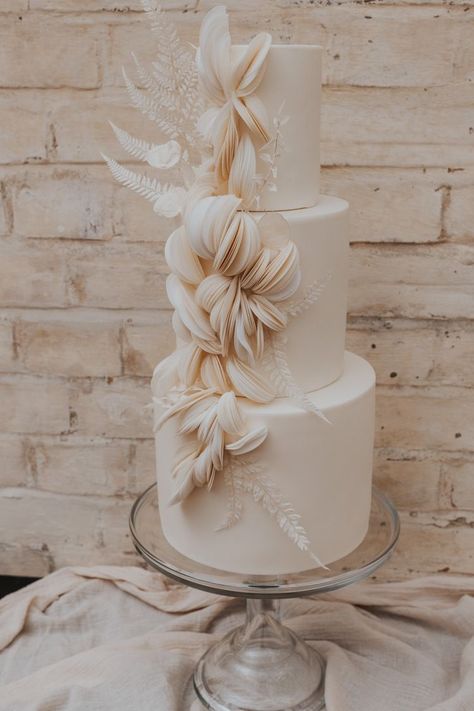 Wedding Cake Inspiration Unique, Wedding Cakes Elegant Unique Classy, Wedding Cakes Elegant Unique, Small Wedding Cake Ideas Elegant, Modern Wedding Cake Unique, Luxury Wedding Cake Unique, Beige Wedding Cake, Beige Wedding Decor, Neutral Wedding Cake