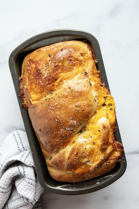 Perfectly soft and fluffy and swirled with pockets of gooey cheddar cheese, this homemade cheese bread is easy to make and a fun baking project! Homemade Cheese Bread Recipes, Homemade Cheese Bread, Cheddar Bread, Cheese Bread Recipe, Bread Man, Breads & Buns, Fun Baking, Cheesy Bread, Bobby Flay