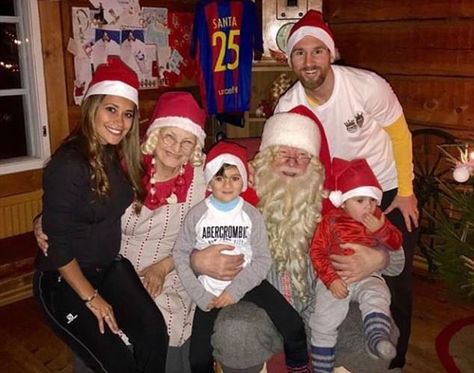 Lionel Messi Family, Messi Goals, Lio Messi, Antonella Roccuzzo, Christmas Photograph, Messi Fans, Lionel Messi Barcelona, Argentina National Team, Meet Santa