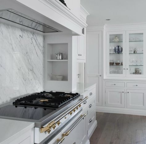 This bright, white kitchen from @shalfordinteriors beautifully incorporates a Classic Saulieu in White with Brass trim. Lacanche Range Cookers can be a combination of both gas and electric, as can be seen here by the gas hob with additional induction rings. Serious Cookers for Serious Cooks™ #lacanche #lacancheuk #mylacanche #rangecooker Range Cooker Kitchen, La Canche, Lacanche Range, Bright White Kitchen, Induction Range Cooker, Range Cookers, White Range, Brass Trim, Gas Hob