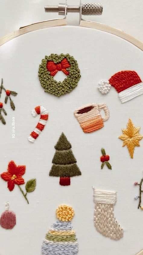 Easy Winter Embroidery, Hand Embroidery Christmas Designs, Xmas Embroidery Ideas, Mini Christmas Embroidery, Simple Christmas Embroidery Patterns, Christmas Embroidery Simple, Embroidery Ideas Christmas, Embroidery Mittens, Easy Christmas Embroidery