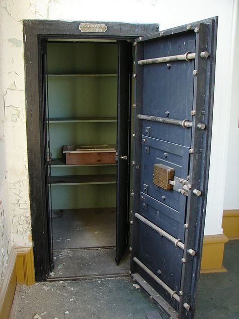 Antique Safe, Bank Vault, Safe Door, Vault Doors, Safe Vault, Car Part Furniture, Metal Fabrication Tools, Fabrication Tools, Wall Safe