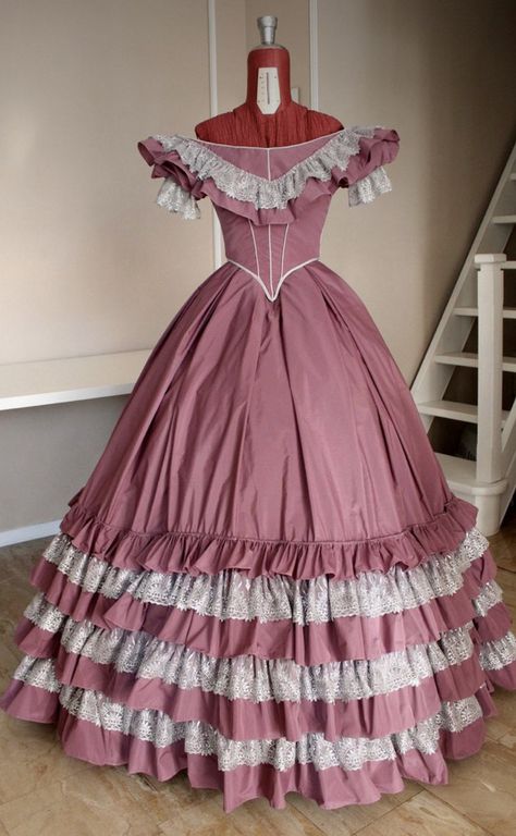 Victorian Ball Gowns, Victorian Ball, Crinoline Dress, Period Dress, Old Fashion Dresses, Argentine Tango, Old Dresses, Victorian Clothing, فستان سهرة