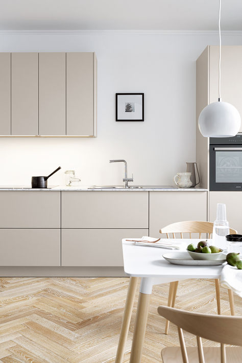 Dé trend van nu: beige keukens. Met een strak, mat front in de kleur zandgrijs is de Schüller Siena zeer tijdloos en tevens modern. Deze keuken heeft een rustige uitstraling die jarenlang mooi zal blijven. Dit komt onder andere door zijn strakke design en beige kleur. Tóch een andere kleur of ander front? Je stelt jouw Schüller keuken helemaal zelf samen. Kitchen Sand Color, 1930s House Renovation, 1930s House, Beige Kitchen, Kitchen Interior Design Modern, Live In Style, Interior Design Kitchen, Siena, Kitchen Inspirations