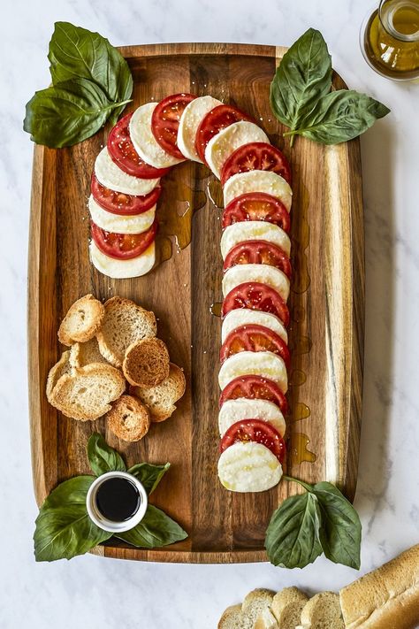 Caprese Candy Cane Board Beautiful Christmas Desserts, Fruits Decoration, Best Christmas Desserts, Charcuterie And Cheese Board, Charcuterie Recipes, Holiday Appetizers, Christmas Party Food, Christmas Snacks, Christmas Appetizers