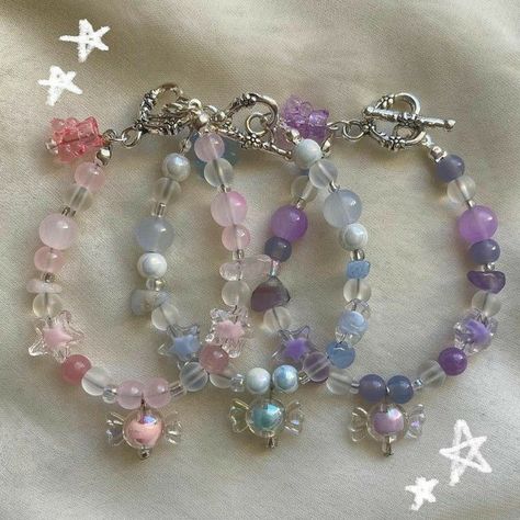 Candy Bracelets, Pretty Jewelry Necklaces, Bracelet Craft Diy, Diy Bracelets Patterns, Magical Jewelry, Beads Bracelet Design, Jewelry Accessories Ideas, Beaded Jewelry Designs, Matching Jewelry