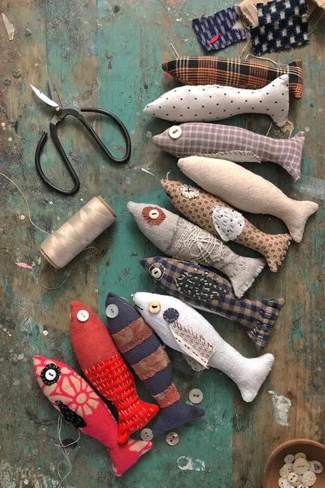 Free Stuffies Pattern Sewing, Fish Diy Crafts, Leftover Fabric Ideas, Scrap Sewing Projects, Fabric Scrap Crafts, Fabric Mobile, Fish Diy, Basic Sewing Kit, Lucky Fish