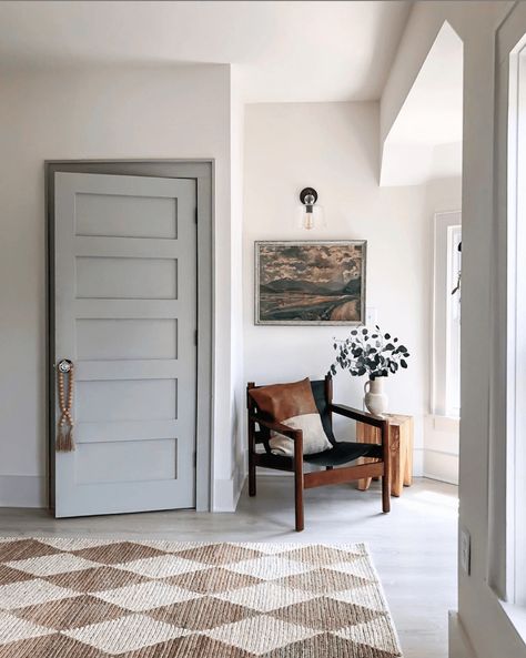 A round-up of taupe and gray trim paint inspirations for a modern-meets-classic look and the best paint colors to pull it off. #graytrim #taupetrim Dark Trim, Choosing Paint Colours, Light Gray Paint, Best White Paint, White Paint Colors, Best Paint Colors, Grey Trim, Painting Trim, Interior Trim