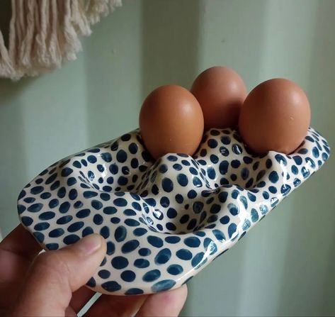 Air Dry Clay Kitchen Decor, Ceramic Egg Holder, Egg Holders, Ceramic Egg, Air Dry Clay Projects, Diy Ceramic, H U, Pottery Crafts, Diy Pottery