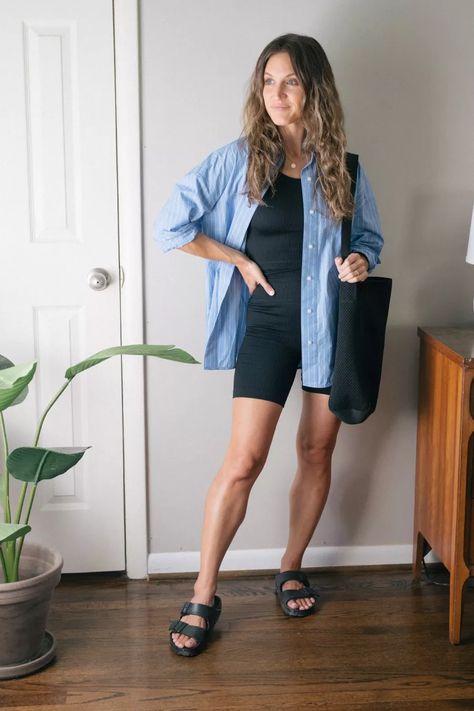 Linen Boyfriend Shirt Outfit, Blue Boyfriend Shirt Outfit, Blue Button Down Shirt Outfit Casual, Chambray Shirt Outfit 2024, Oversized Jean Button Up Shirt Outfit, Oversized Linen Shirt Outfit Summer, Chambray Shirt Outfit 2023, Blue Poplin Shirt Outfit, Blue Short Sleeve Shirt Outfit