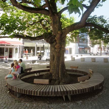 STREETLIFE R&R Circular Bench with optional backrest. #StreetFurniture #ParkBench #Circle Round Bench Around Tree, Outdoor Bench Decorating Ideas, Bench Decorating Ideas, Circular Bench, Bench Around Trees, Park Bench Design, Circle Garden, Tree Bench, Curved Bench