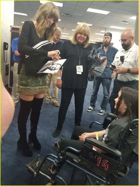 Taylor Swift Meets Fan Backstage Who Fell Ill During Concert: Photo #4092415. Taylor Swift Concert Outfit, Reputation Tour, Taylor Swift Photos, Reputation Era, Fire Dancer, The Dancer, Taylor Swift Concert, Taylor Swift Wallpaper, Swift 3