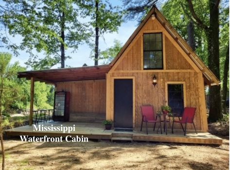 1965 Partially Remodeled Mississippi Waterfront Cabin For Sale $65K - Old Houses Under $100K Construction Bedroom, Waterfront Cabins, Cabins For Sale, Wooden Ladder, Wooden Decks, Kitchen Redo, Loft Spaces, Spacious Living Room, Ceiling Beams