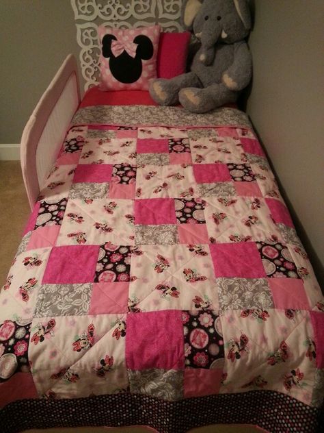 Minnie Mouse quilt Patchwork, Tela, Free Printable Minnie Mouse, Minnie Mouse Quilt, Disney Quilts, Fast Quilts, Minnie Mouse Bedroom, Girl Quilts Patterns, Disney Quilt