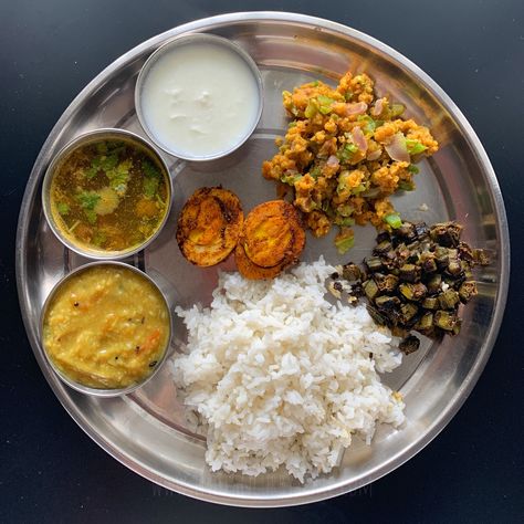 On my yesterday’s lunch plate: 🌸 Rice 🌸 Lettuce Dal 🌸 Rasam 🌸 Buttermilk 🌸 Capsicum zunka 🌸 Okra Kari 🌸 Masala Egg I followed cabbage dal recipe for lettuce dal but instead of cabbage, I used lettuce. For recipe - https://youtu.be/ZKYK5B-aJRs Capsicum zunka - https://youtu.be/sLCNA6bbLJo Masala egg - https://youtu.be/Rr37MKJxnNQ Lunch Plates Food, Thali Ideas, Indian Dinner Menu, Lunch Images, Lunch Thali, Indian Diet Recipes, Egg Fry, Meal Plate, Khana Khazana