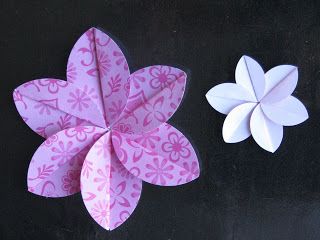 Paper Folding Flowers, Brunch Parties, Folded Paper Flowers, Making Flowers, Folding Origami, Scrapbook Flowers, Flower Embellishments, Card Embellishments, Paper Flower Crafts