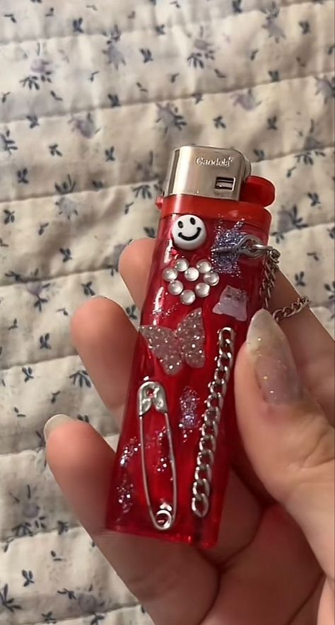 Diy Decorate Lighter, Lighter Art, Custom Lighters, Bling Ideas, Rhinestone Projects, Cool Lighters, Red Valentine, Pretty Pens, Lighter Case