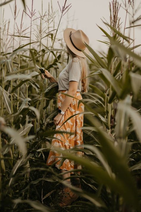 Farm Picture Ideas, Corn Field, Beautiful Photoshoot Ideas, Engagement Pictures Poses, Nature Photoshoot, Creative Photography Techniques, Outdoor Portraits, Portrait Photography Poses, Unique Photography