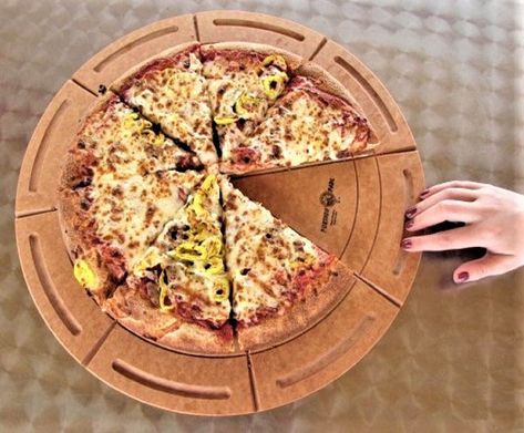 Pizza Plate, Leftover Pizza, Single Serve Desserts, Food Handling, Healthy Vegan Snacks, Pizza Slice, Food Trends, Serving Plate, Pizza Crust