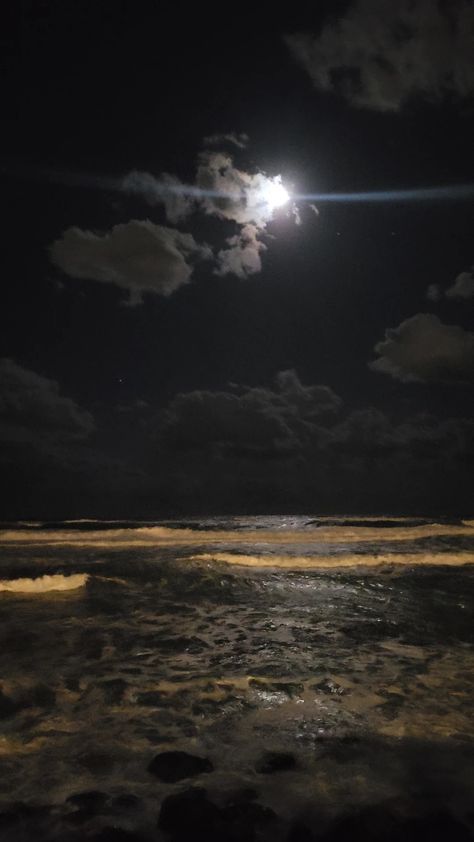 Moon By The Beach, Midnight Sea Aesthetic, Sea At Night Wallpaper, Dark Sea Aesthetic Wallpaper, Nightime Aesthetic Wallpaper, Dark Peaceful Wallpaper, Moon And Sea Wallpaper, Moon And Ocean Aesthetic, Calm Wallpaper Aesthetic Dark