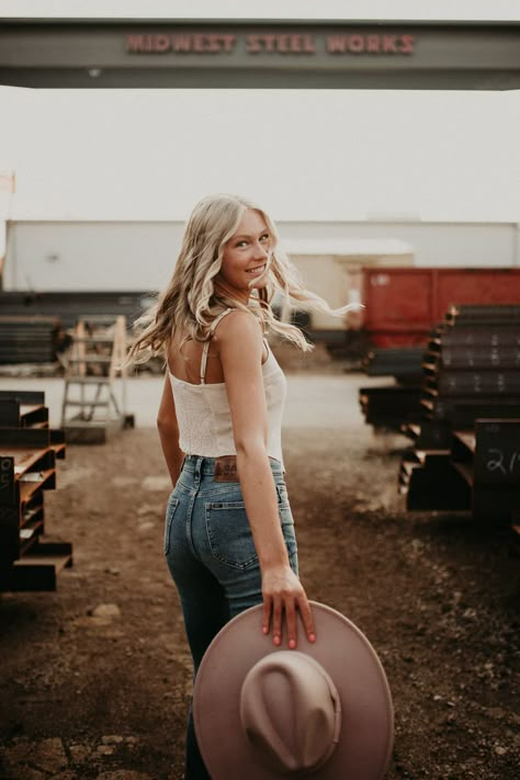 Pictures With Cowboy Hats, Summer Senior Pictures Outfits Country, Senior Pictures With Cowboy Hat, Cowgirl Senior Pictures Ideas Outfit, Country Pictures Ideas, Cowgirl Hat Senior Pictures, Cowboy Hat Senior Pictures, Senior Horse Pictures, Farm Senior Picture Ideas