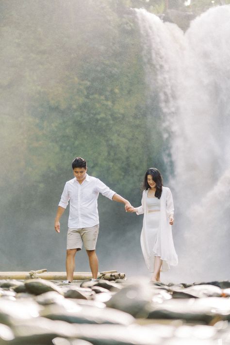 Kerala Poses, Waterfall Couple Photoshoot, Couple Waterfall, Waterfall Proposal, Tegenungan Waterfall, Romantic Couple Photoshoot, Couples Candid Photography, Cute Proposal Ideas, Photoshoot Outdoor