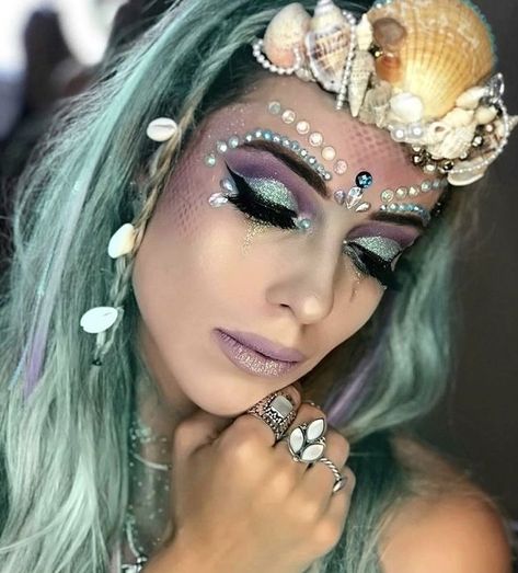 Schminke Halloween, Carnaval Outfits, Sea Costume, Mermaid Halloween, Mardi Gras Costumes, Underwater Sea, Theatrical Makeup, Magical Creature, Sea Witch