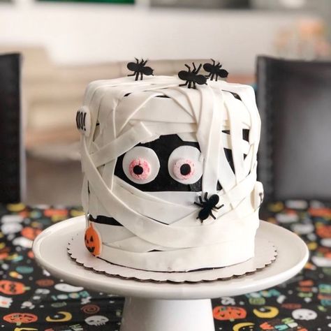 The Baking Room on Instagram: “Halloween is fast approaching!! 🎃👻. Be ready with a cute cake. Boo 👻” Boo Day Cake, Halloween Cake Spooky, Cake Boos, Comidas Halloween, Chocolate Birthday Cake Decoration, Haloween Cakes, Baking Room, 6 Inch Halloween Cake, Halloween Cake Design