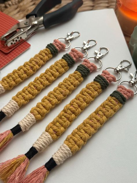 READY-TO-SHIP. Hang on your key rings or bags and backpacks as a cute accessory. This handmade cute macrame keychain makes a great addition to add to any style. Also perfect for gifts to others or just treating yourself or someone who needs this pencil in their life.  Great for back to school gifts, teachers, and other educational professionals. You need this unique, one of a kind keychain in your life.  Due to the handmade nature of the product, there may be slight differences in the product pi Square Knot Macrame Keychain, Teacher Macrame Gifts, Macrame Teacher Gift, Macrame Gifts For Men, Macrame Crafts To Sell, Macrame Patterns Beginner, Keychain With Keys, Macrame Pencil, Macrame Letters