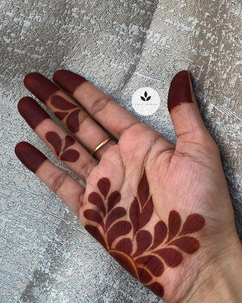 Designer Pretty Blouses on Instagram: “How cute are these subtle yet elegant henna designs 😍 ( via : @taec_henna ) #henna #hennalove #mehendi #hennaart #bridalhenna…” Back Mehandi Designs, Mahendiii Design Simple, Elegant Henna Designs, Gorintaku Designs, Elegant Henna, Jagua Henna, Mehndi Designs For Kids, Very Simple Mehndi Designs, Simple Mehndi Designs Fingers